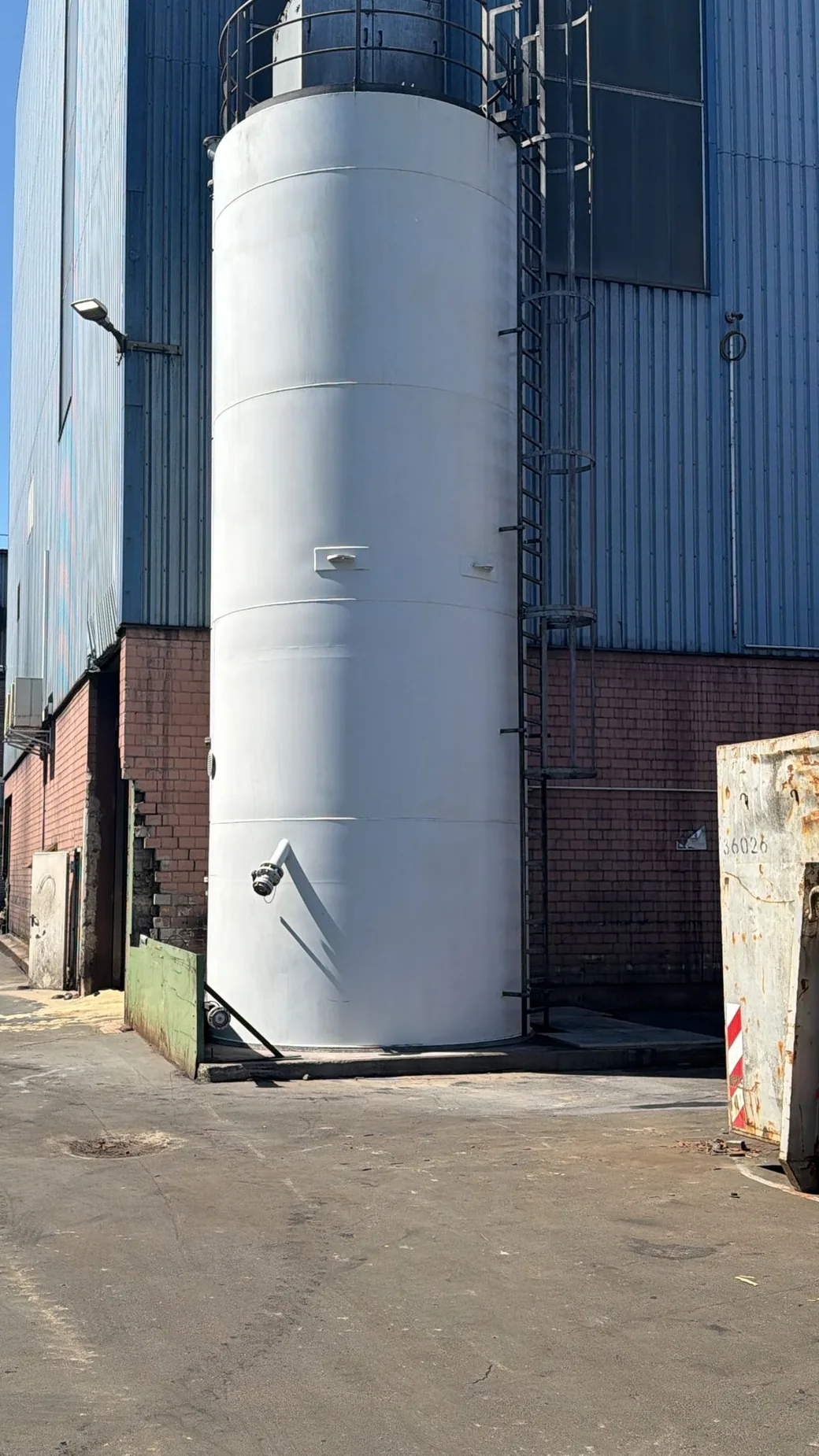 Sauberer Industriebehälter nach Außenreinigung