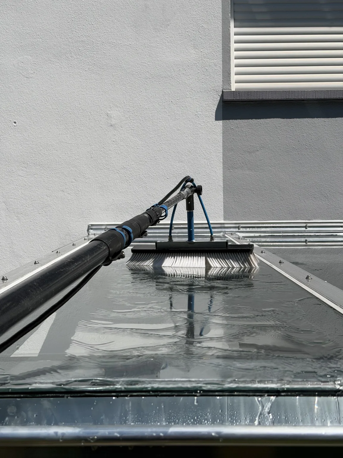Glasdach-Reinigung mit professionellem Bürstensystem