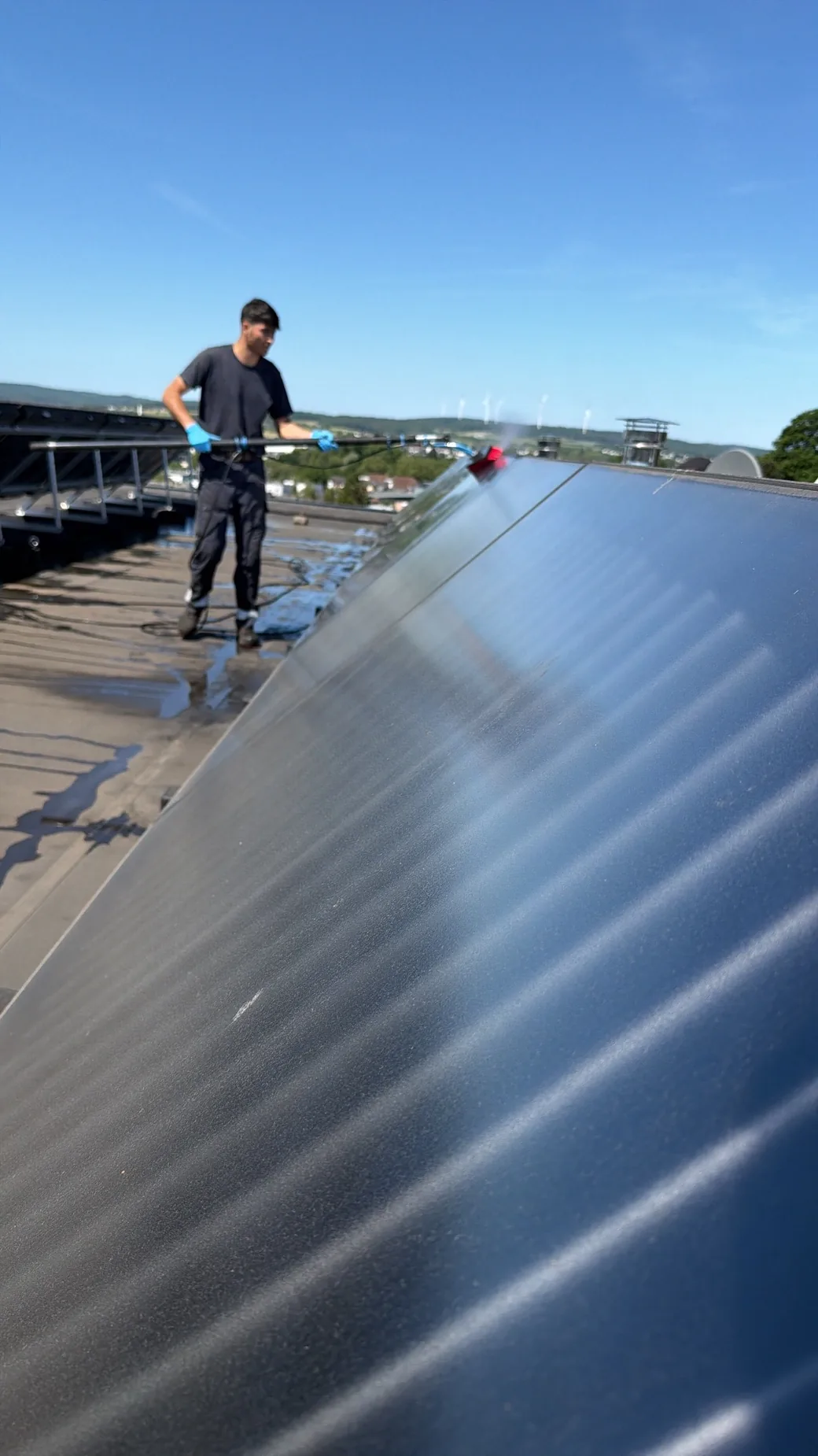 Reinigungsbürste auf einer Photovoltaikanlage
